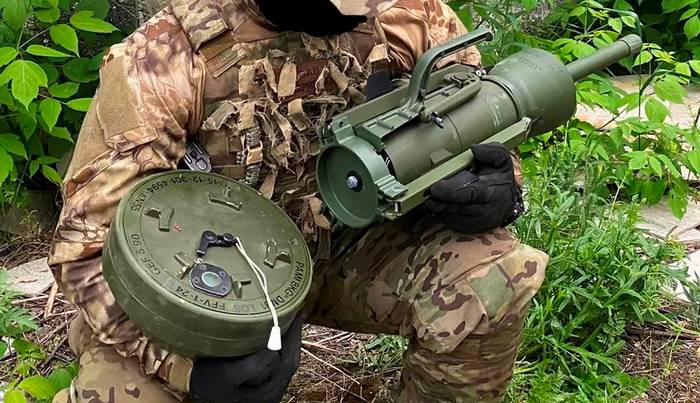 Німецькі міни DM31 та DM22 та боець Збройних Сил України. Весна 2022. Фото: @kms_d4k