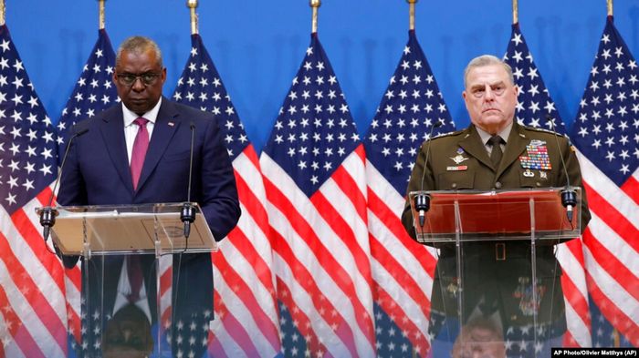 Міністр оборони США Ллойд Остін та генерал США Марк Міллі, голова Об’єднаного комітету начальників штабів США на спільній прес-конференції, 15 червня 2022 року 