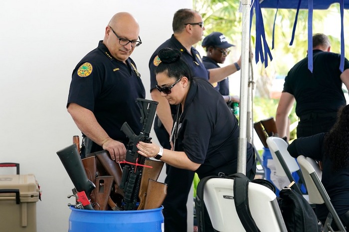 Поліція Маямі скуповує зброю у містян