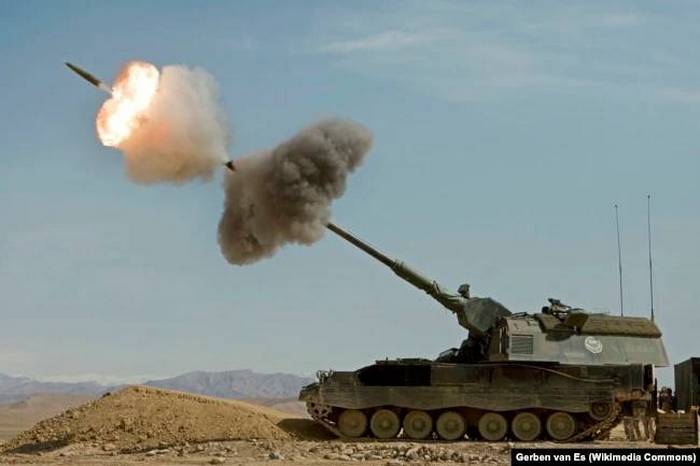 Panzerhaubitze 2000 нідерландських військ веде вогонь в Афганістані