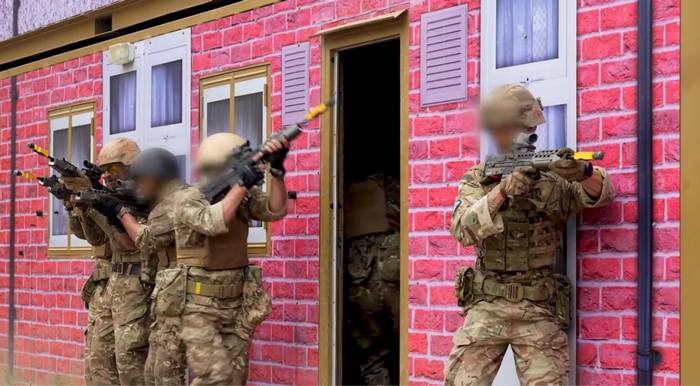 Українські військові тренуються з SA80, кінець липня 2022 р. (Міністерство оборони Великобританії / Crown Copyright)