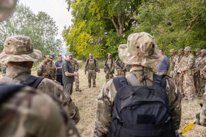 Заступник міністра оборони України виступає перед солдатами, які навчаються на SA80, липень 2022 р. (МО Великобританії / Crown Copyright)