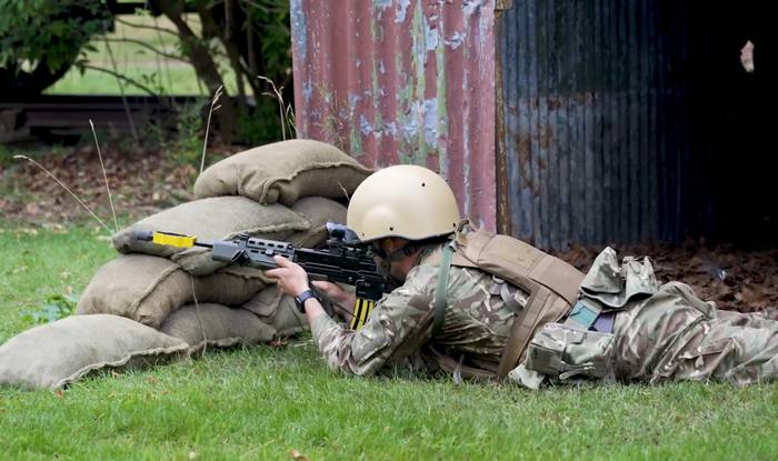 Український військовий тренується з SA80, липень 2022 р. (Міністерство оборони Великобританії / Crown Copyright)