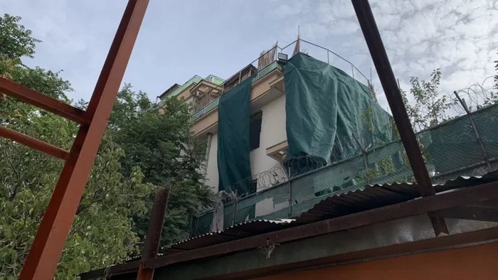 Це ймовірне місце удару в Кабулі, балкон відтоді прикрили