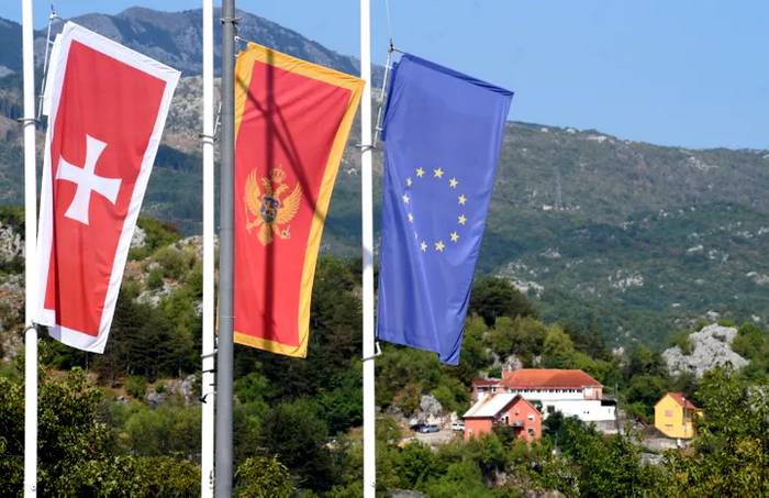 Приспущені прапори перед місцем нападу в Цетіньє, приблизно за 30 км на захід від Подгориці, Чорногорія, у суботу, 13 серпня 2022 року.AP Photo/Рісто Божович