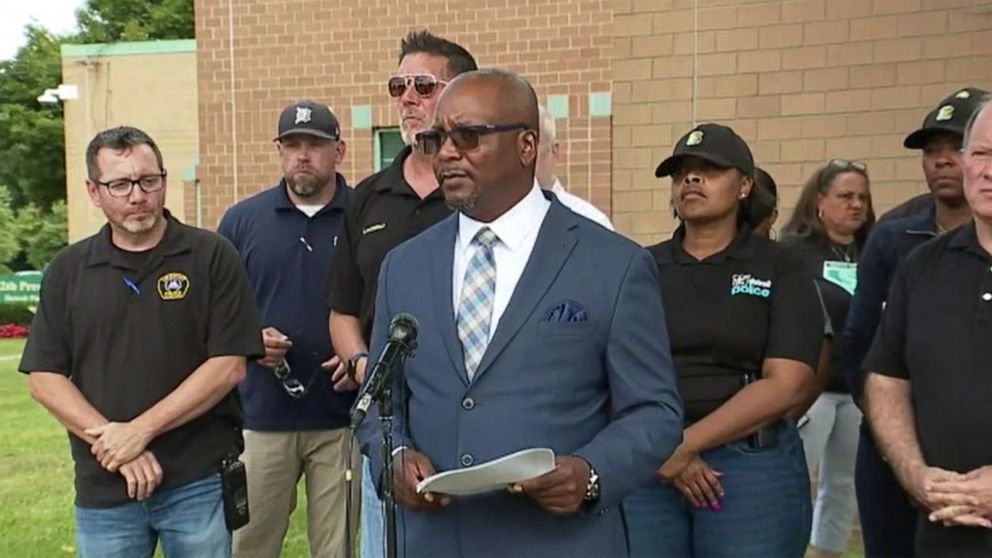 Начальник департаменту поліції Джеймс Уайт розповідає про розшук підозрюваного в численних нападах у Детройті 28 серпня 2022 року.