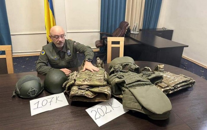 Бронежилети і захисні шоломи для українських військових. Фото: Олексій Резніков 