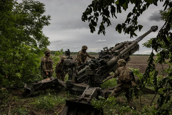 Українські сили готуються обстріляти з гаубиці М-777 російські позиції в Донецькій області 