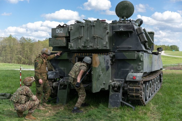 Українські артилеристи заряджають самохідну гаубицю M109 під час навчань на полігоні Графенвер, 12 травня 2022 року. Німеччина. Фото: Міноборони США