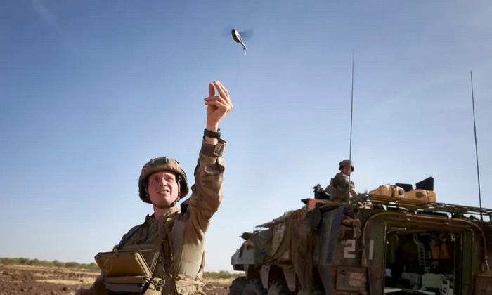 A French soldier launched a drone north of Burkina Faso.