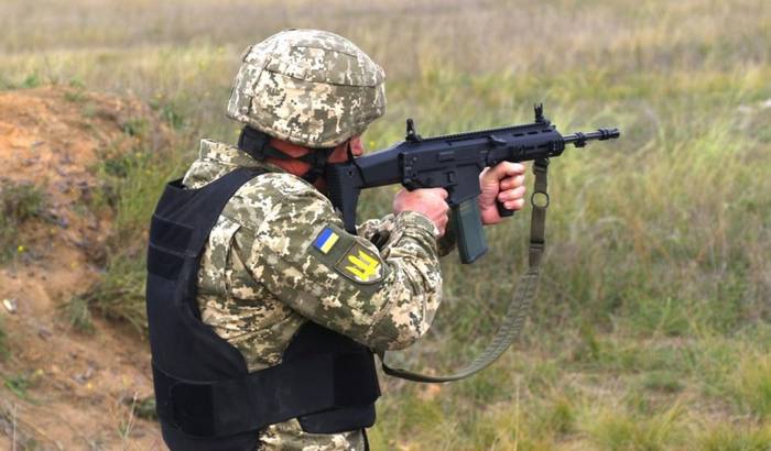   Український військовий з гвинтівкою GROT. Жовтень 2022. Україна. Фото: АрміяІнформ 