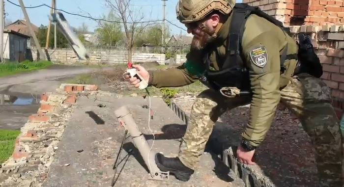 Український боець підрозділу “Шалена зграя” здійснює пуск баражуючого боєприпасу “Switchblade 300”. Травень 2022. Кадр з відео від “Che Ua”
