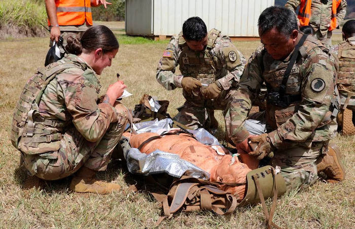 Бойові медики армії США оцінюють «поранення» у манекена на Гавайях.