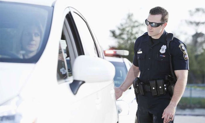 Навіщо американські поліцейські торкаються зупинених машин