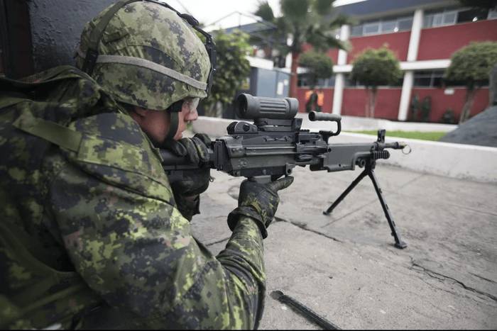 Кулемет C6A1 в руках військовослужбовця ЗС Канади, 2018 рік. Фото з відкритих джерел.