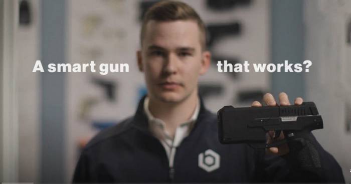 Кай Клепфлер і його пістолет Smart Gun