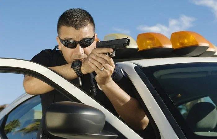 Чому американські поліцейські ховаються за двері автівок