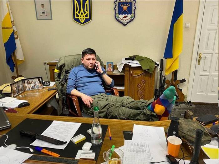 Голова Миколаївської ОВА Віталій Кім з AR-15 та трофейним АК-12 біля дверей