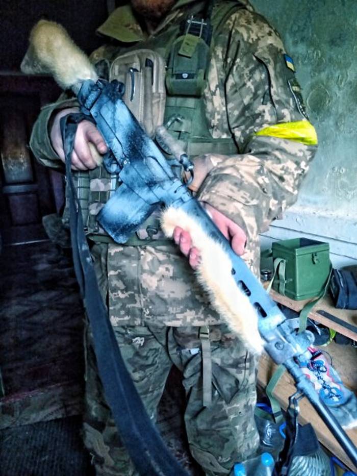 Дмитро Мрачник з імпровізованим камуфляжем й міховими подушками на FN FAL