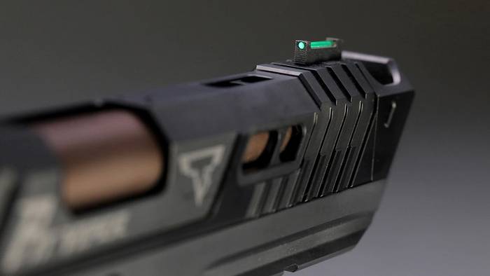 Мушка розробки компанії Taran Tactical Innovations має оптоволоконну вставку, яка розміщена максимально високо.