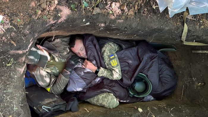 Українські захисники на своїх позиціях. Вони сплять у холодних траншеях, щоб ми могли спати у своїх домівках.