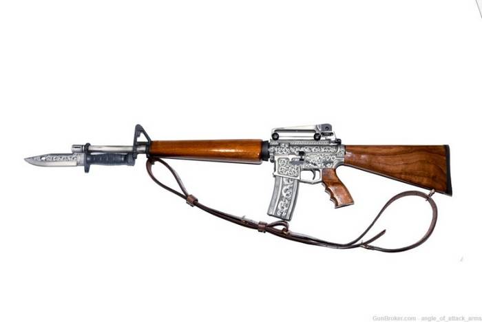 Декорована гвинтівка M16, яку неможливо розбачити.