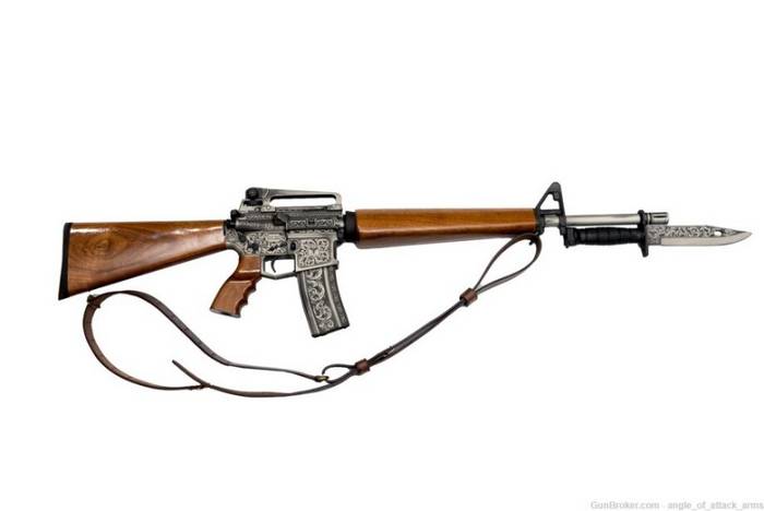 Декорована гвинтівка M16, яку неможливо розбачити.