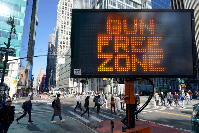 Знак на розі 42-ої вулиці та 6-ї авеню, який проголошує Таймс-Сквер «вільною від зброї зоною». Мер Ерік Адамс визначив Таймс-Сквер «чутливою зоною» і заборонив приносити туди зброю.