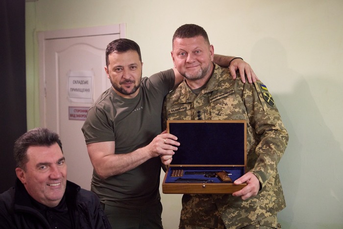 Зеленський нагородив Залужного іменною вогнепальною зброєю