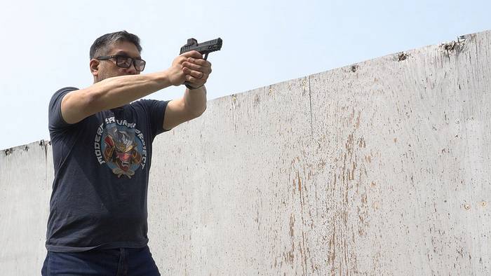 Дейв Луу стріляє з нового Smith & Wesson Equalizer, який вже називають найкращим пістолетом компанії для прихованого носіння.