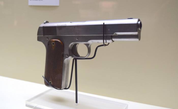 Прототип пістолета 1911 з прихованим курком.