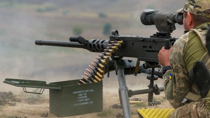 Український солдат тренується з подарованим американцями кулеметом на полігоні на сході України.