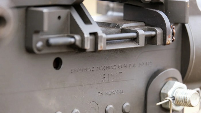 Україна залежить від західних військових поставок - не лише високотехнологічних ракет, але й стрілецької зброї, такої як кулемет M2 Browning американського виробництва.