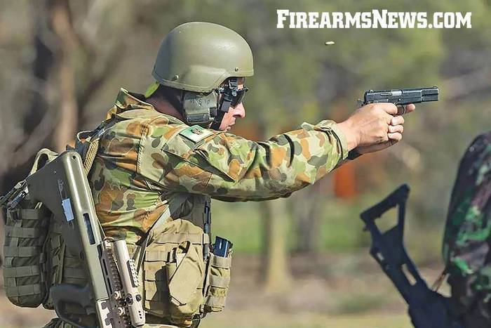 Австралійські солдати тренуються з пістолетом FN SLP Mark 3.