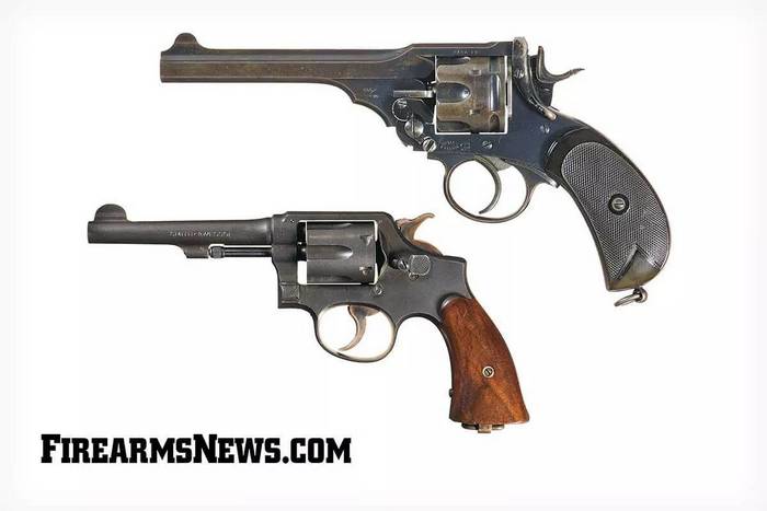 Під час Другої світової війни Австралія отримала велику кількість револьверів S&W Victory Model (знизу). З 1915 року і до кінця Другої світової війни австралійці використовували револьвери Webley Mark VI (зверху). 