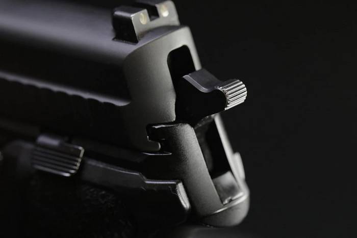 SIG Sauer P229 має тактичний курок з насічками.