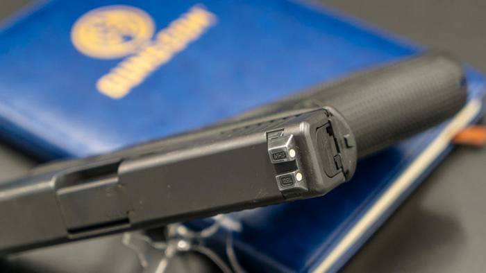Пістолети Glock мають ударниковий УСМ без курка.