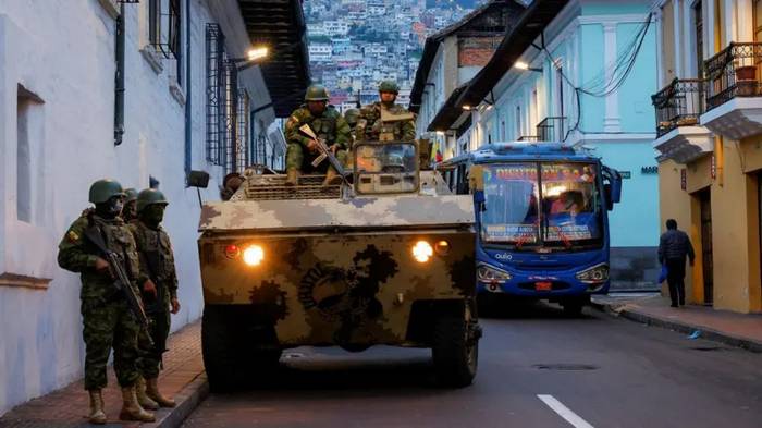 Поліція та армія Еквадору патрулюють вулиці пішки та на броньовиках
