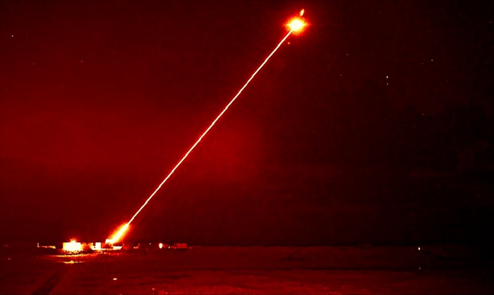 Постріл з лазерної зброї спрямованої енергії (LDEW) DragonFire