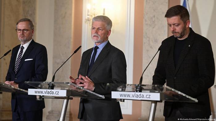 Прем'єр Чехії Петр Фіала (ліворуч), президент Петр Павел (по центру) та голова МВС Віт Ракушан (праворуч) під час пресконференції 21 грудня 2023 року