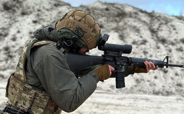 Боєць українського ССО на полігоні з гвинтівкою C7A1. 