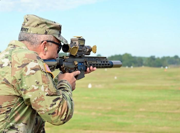 Командувач гарнізону армії США Форт Кемпбелл полковник Крістофер Мідберрі стріляє з кулемета нового покоління під час ознайомчої демонстрації озброєння, 25 вересня 2023 року. 