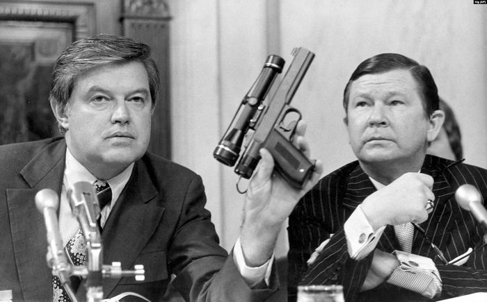 Голова комітету з розвідки Сенату США Френк Черч (ліворуч) демонструє пістолет з отруйними дротиками. 17 вересня 1975 року