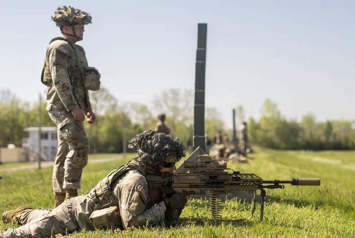 Солдат 101-ї повітряно-десантної дивізії стріляє з автоматичної гвинтівки XM250 під час навчань з нового озброєння наступного покоління на базі Форт Кемпбелл, штат Кентуккі, 15 квітня 2024 року.