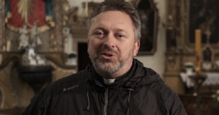 Отець Мілан Палкович намагався пронести речі до Ватикану