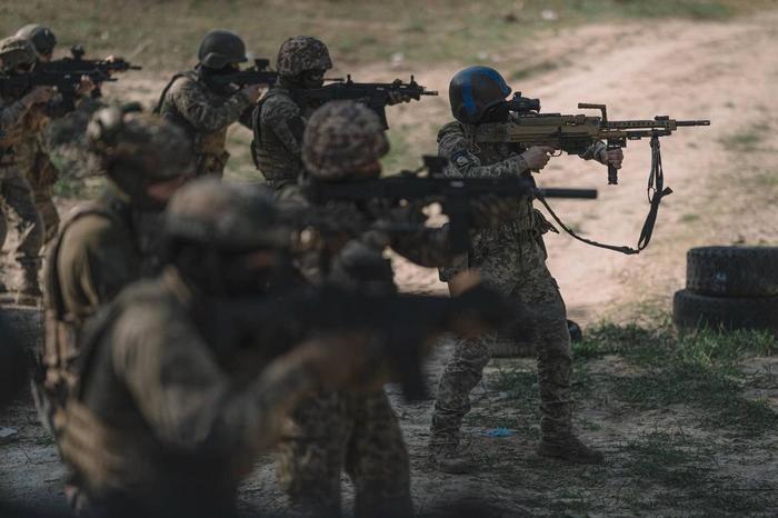 Український військовий з кулеметом MG5