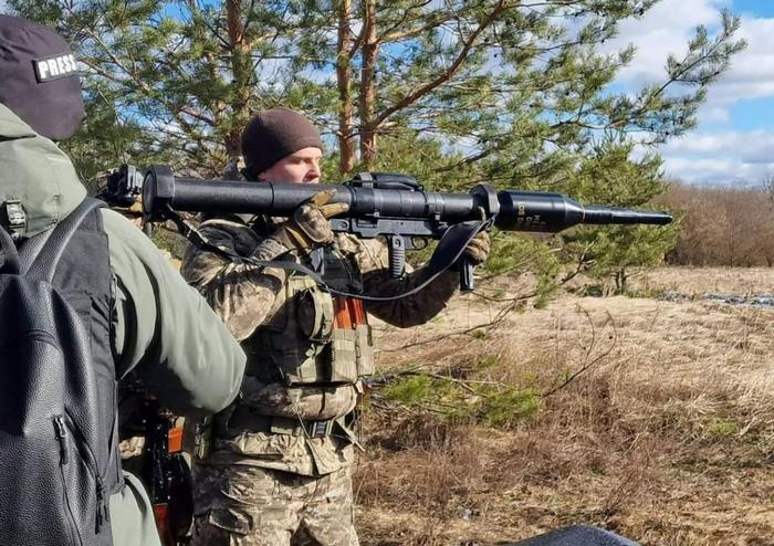  Український військовий з гранатометом Panzerfaust 3. Фото: Генштаб ЗСУ 