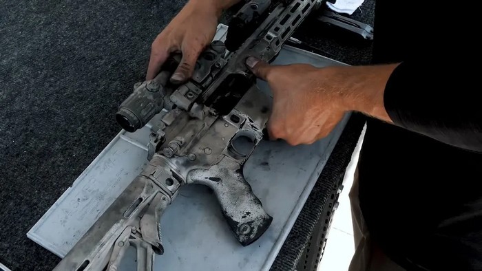 Гвинтівка типу AR-15 під час ремонту