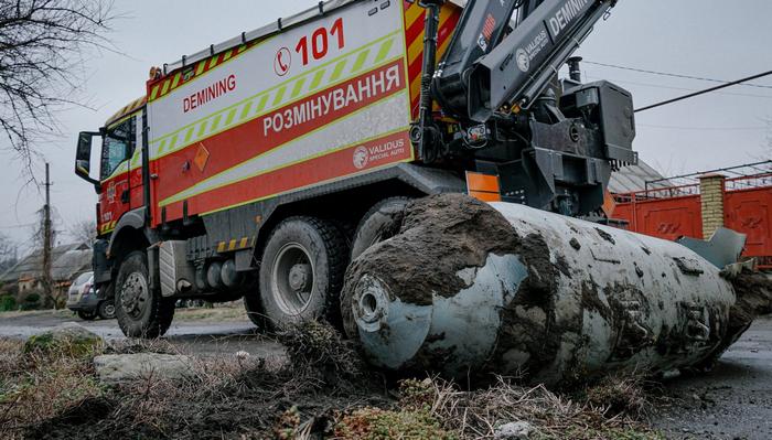 Російська авіабомба ФАБ-1500 на Донеччині, березень 2024. Фото: ДСНС