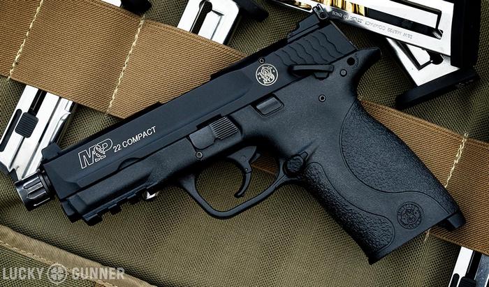 Smith & Wesson M&P 22 Compact з адаптером під глушник від EWK Arms.